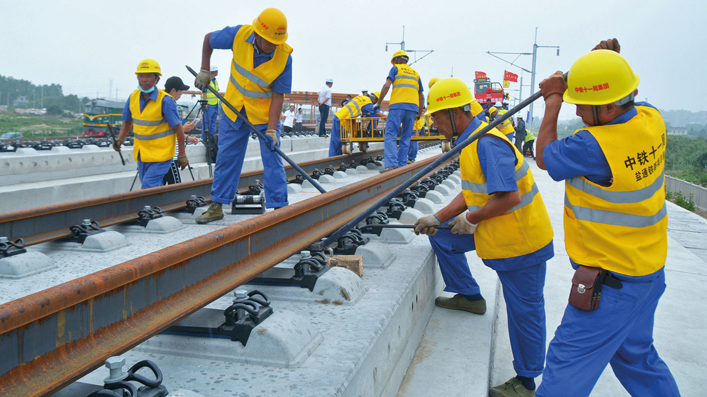 Chinese workers laying railway tracks © Zhou Gukai/VCG via Getty Images