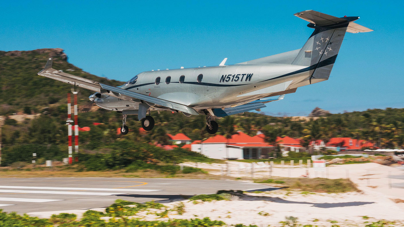 Plane landing at St Barth&#039;s airport © Hugh Mitton / Alamy Stock Photo