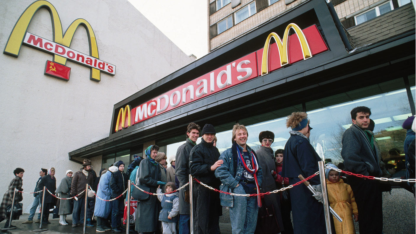 Russians queueing to go to the country&#039;s first McDonald&#039;s