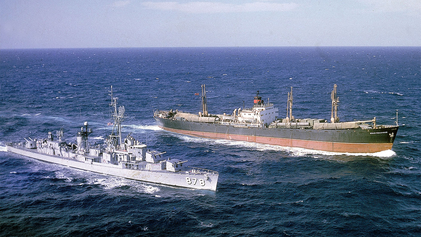 USS Vesole escorting the Soviet freighter Potzunov 