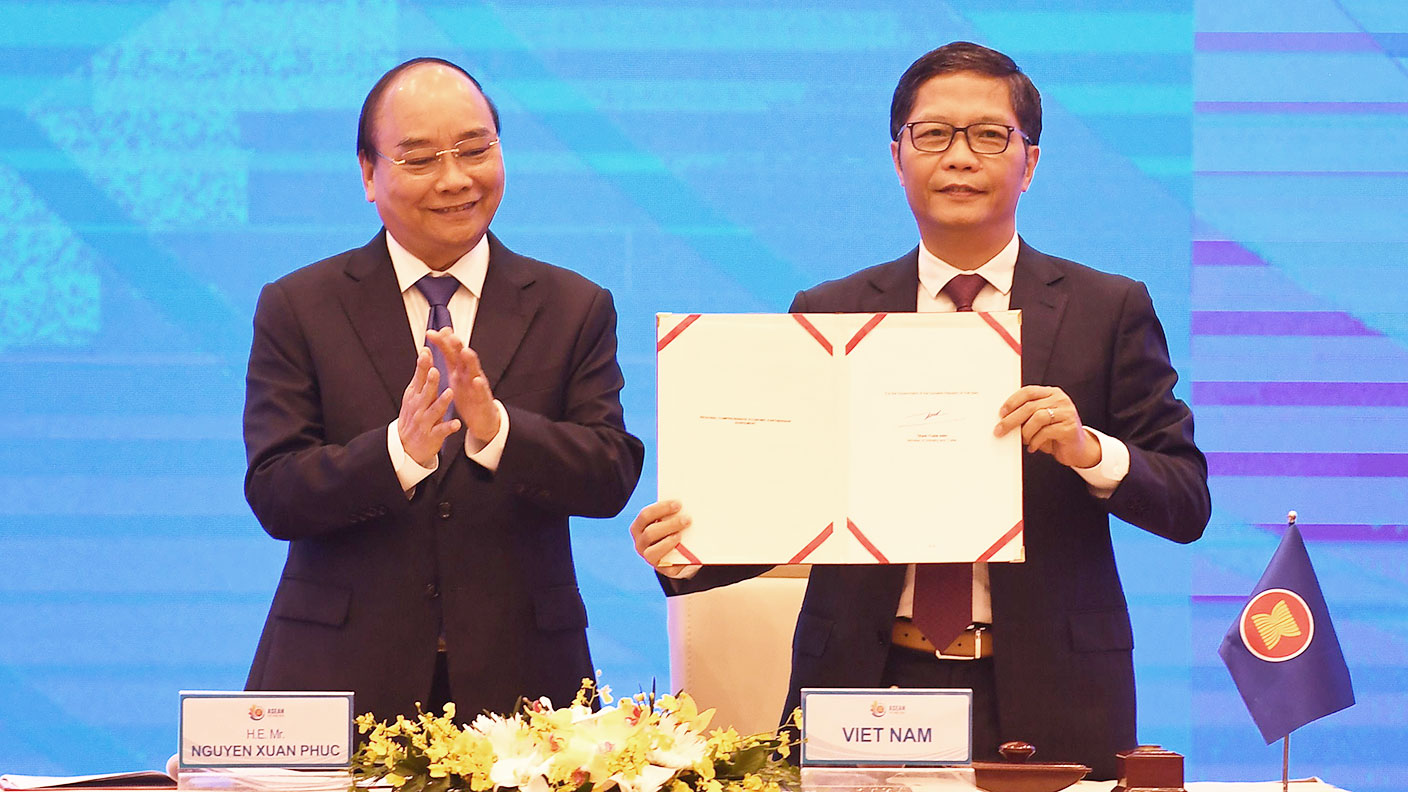 Vietnam&#039;s PM Nguyen Xuan Phuc &amp; Minister of Industry Tran Tuan Anh 