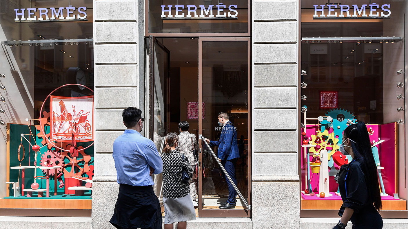 People queueing at a Hermes shop  © MIGUEL MEDINA/AFP via Getty Images)