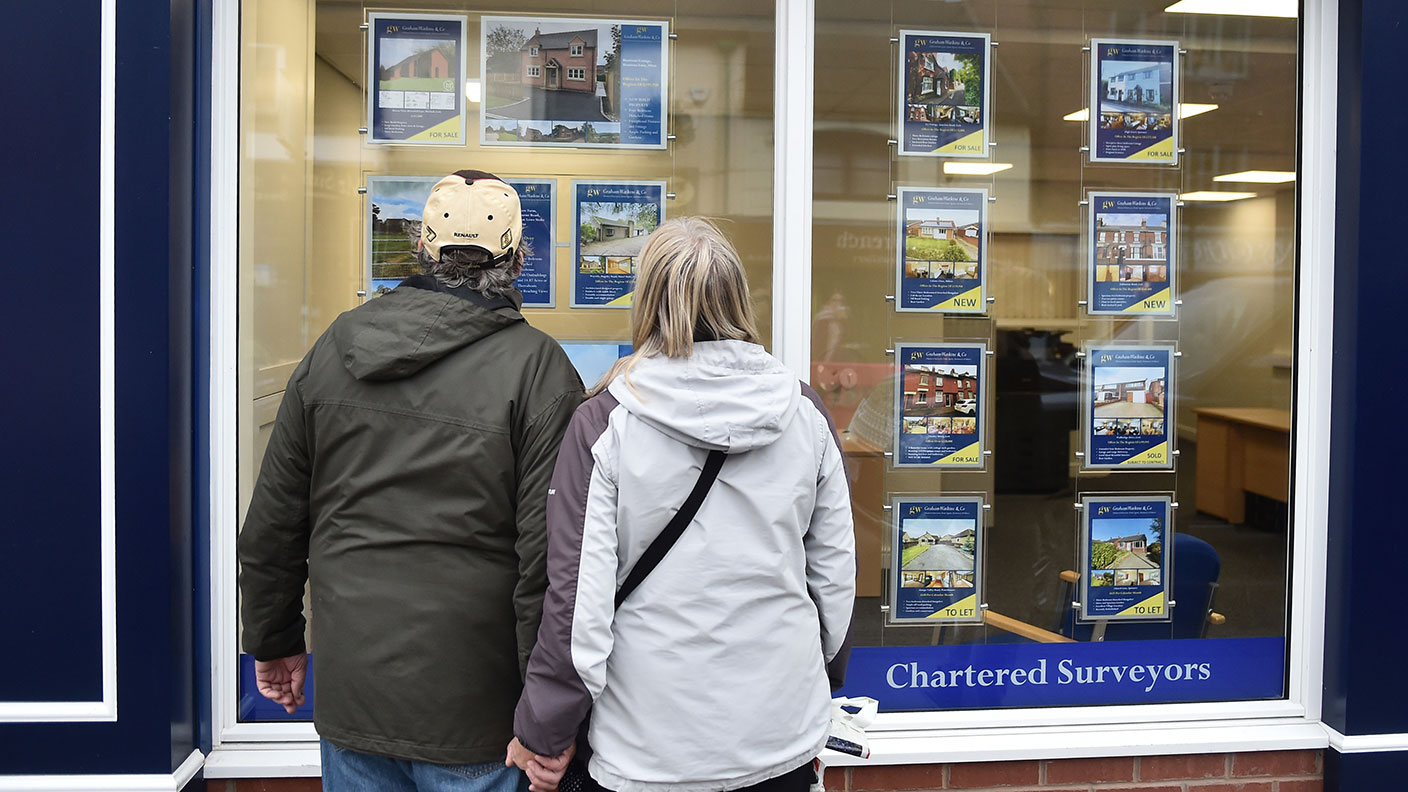 People looking in an estate agent&#039;s window