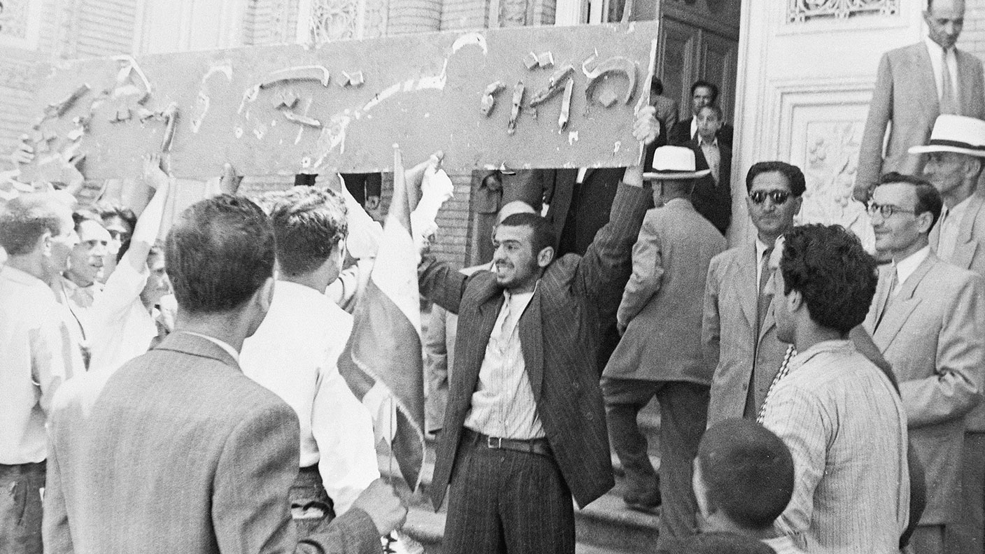 Demonstrators at the Anglo-Iranian Oil Company&#039;s offices in Tehran © Bettmann Archive/Getty Images