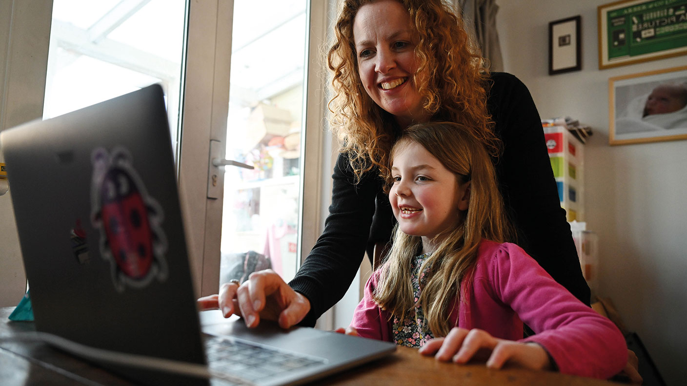 Mother and daughter on a computer © NEIL HALL/EPA-EFE/Shutterstock