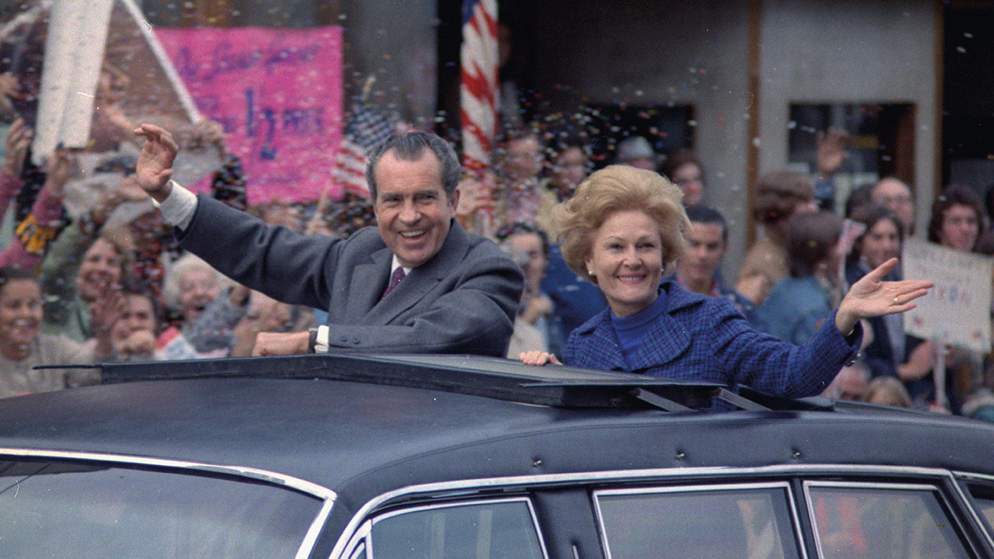 Richard and Pat Nixon waving from a motorcade © Alpha Stock / Alamy Stock Photo