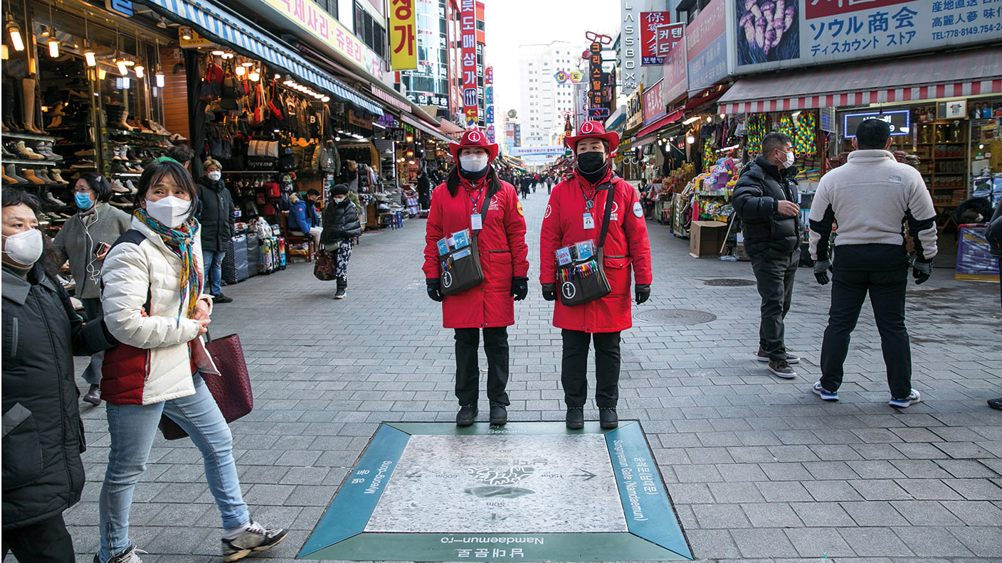Tourist guides in Seoul © Jean Chung/Bloomberg via Getty Images