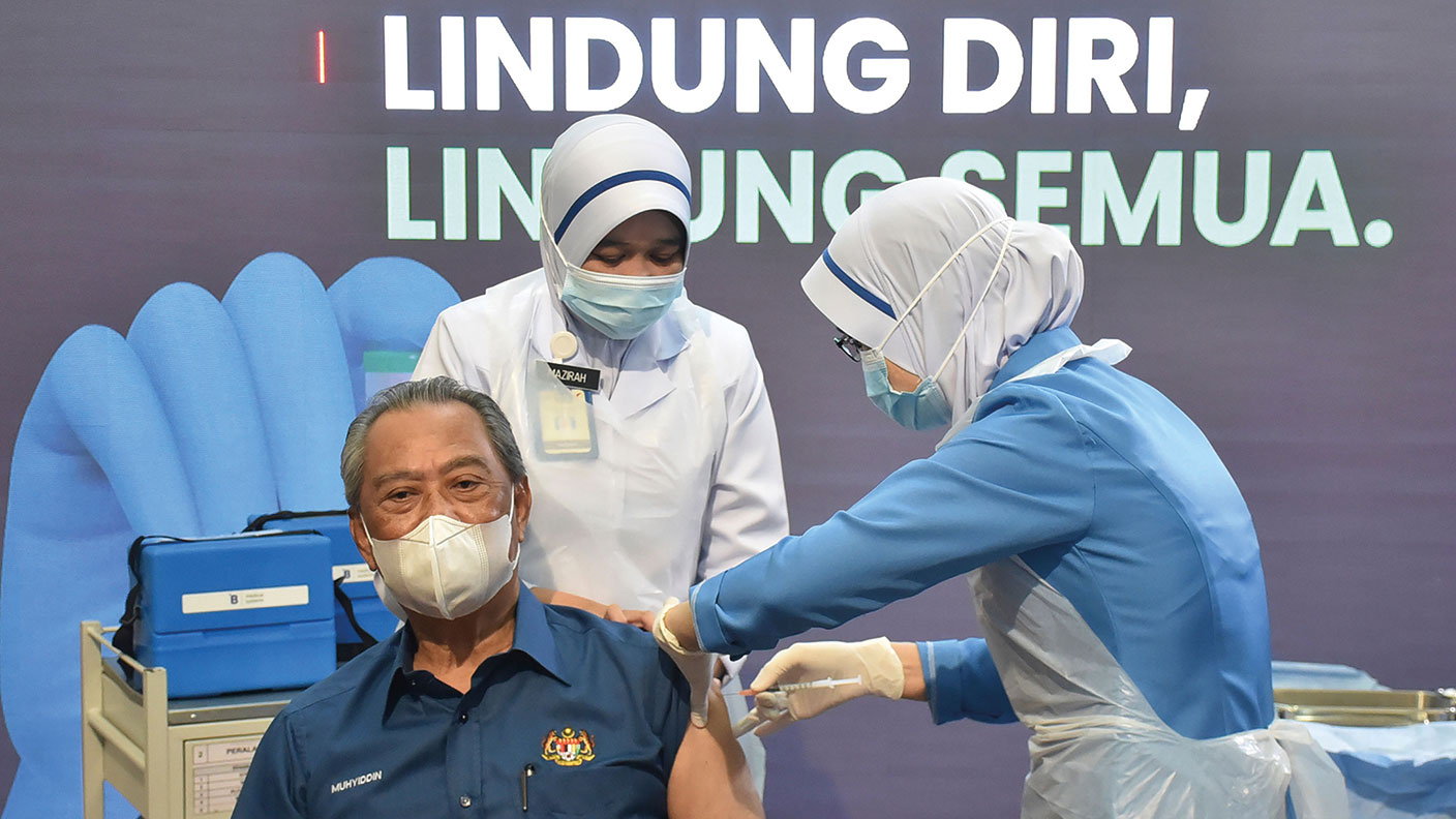Malaysia&#039;s Prime Minister Muhyiddin Yassin getting vaccinated