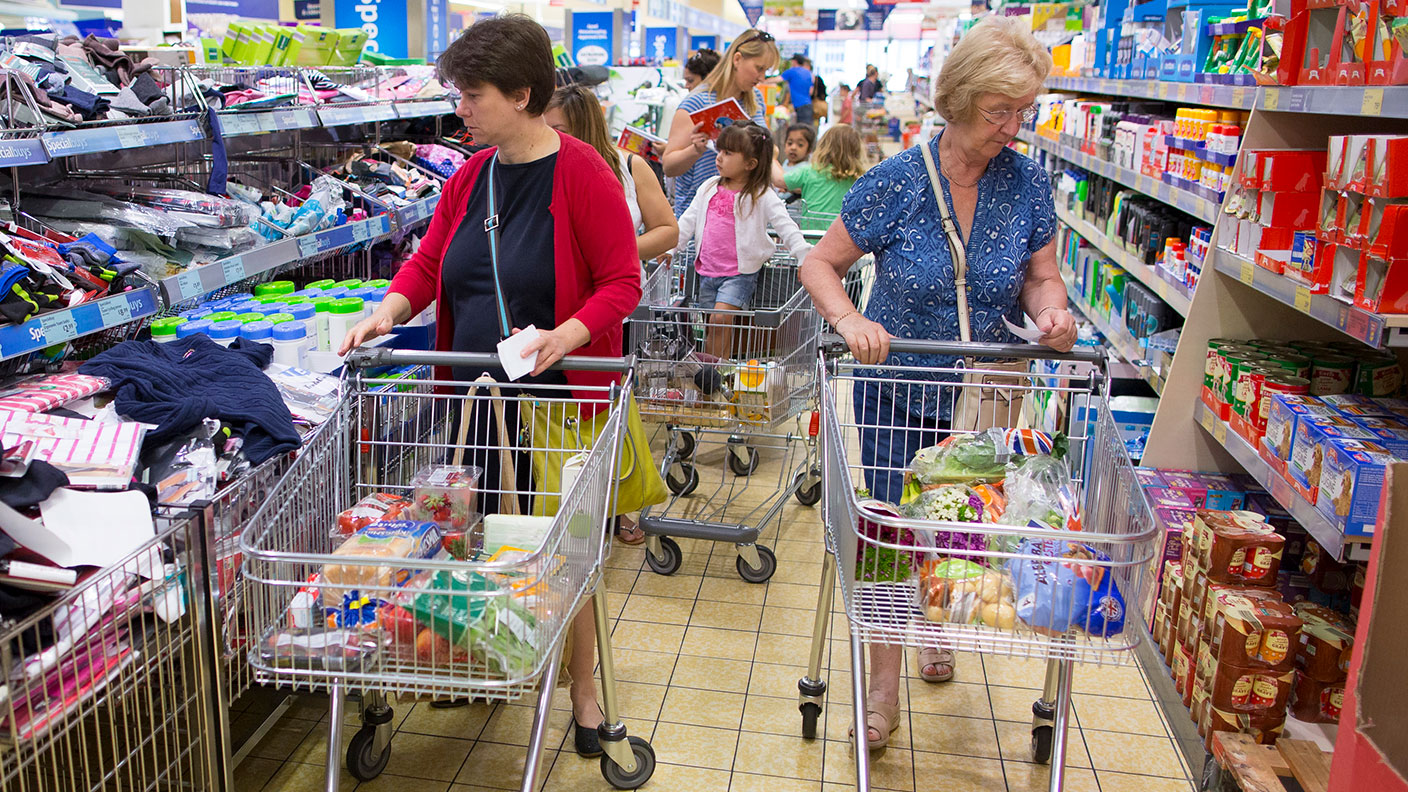 People shopping in a supermarket © Jason Alden/Bloomberg via Getty Images