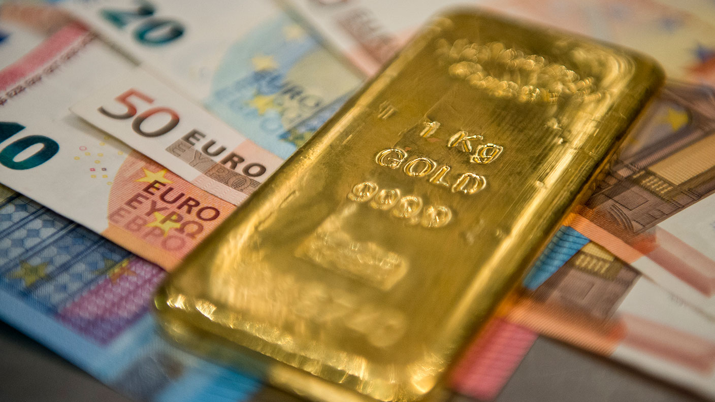 Gold bar on euro banknotes © Michael Gottschalk/Photothek via Getty Images