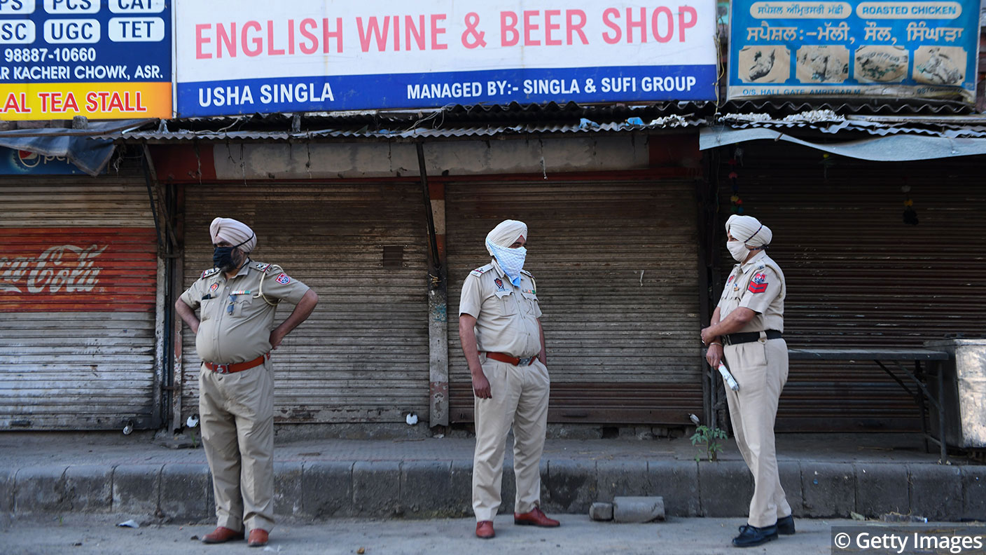 Punjab Police outside a closed alcohol shop © NARINDER NANU/AFP via Getty Images