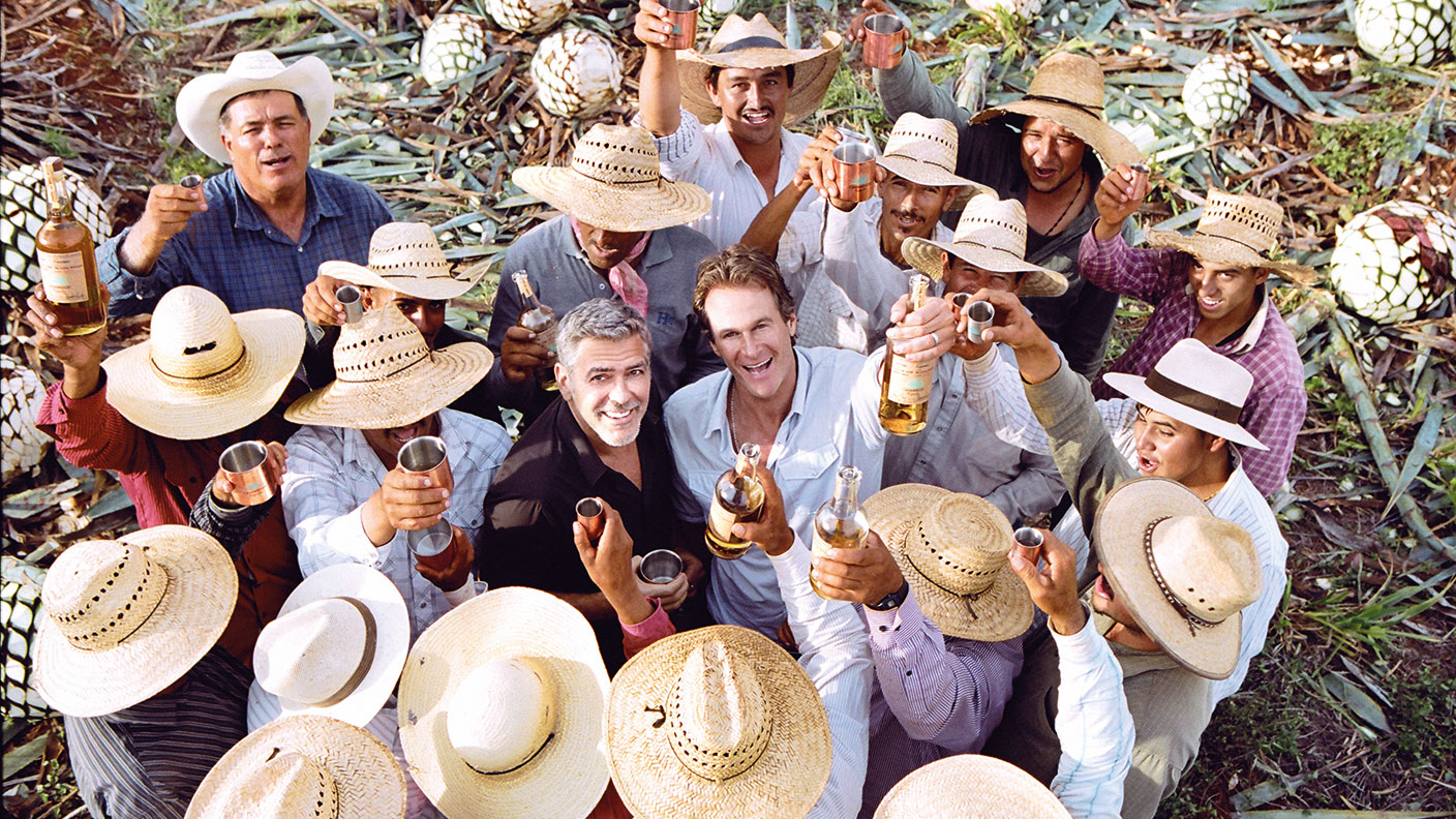 George Clooney and some people in straw hats © Casamigos/Diageo