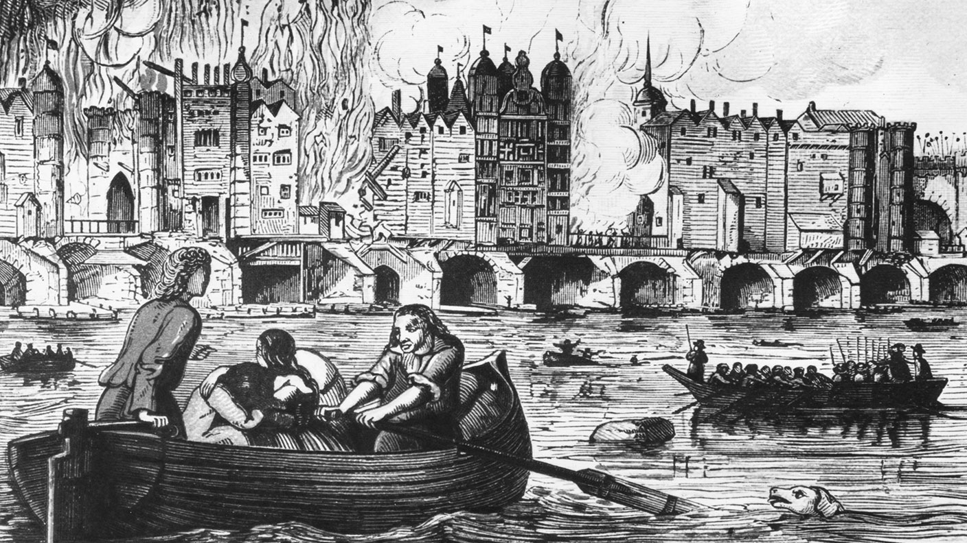London Bridge on fire during the great fire of London. © Hulton Archive/Getty Images