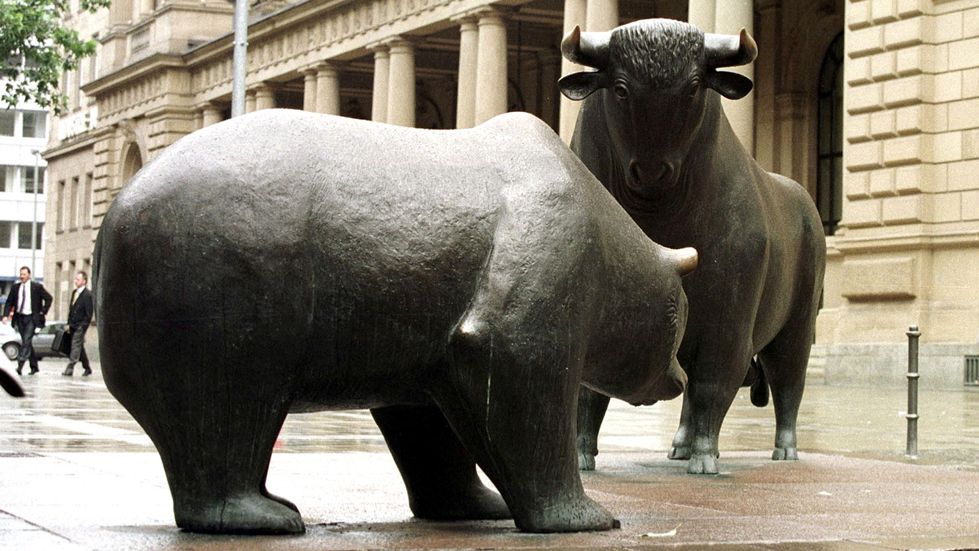 Bull and bear statues in front of the German stock exchange © Ulrich Baumgarten via Getty Images